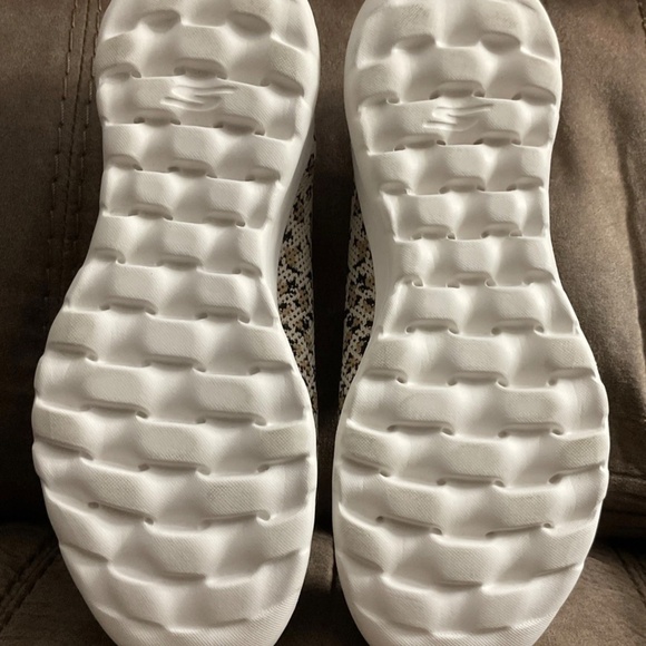 SKECHERS SLIP ON SHOES NEW, NO BOX - Picture 3 of 4